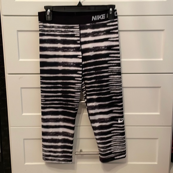 Nike Pants - Nike Pro Crop Leggings